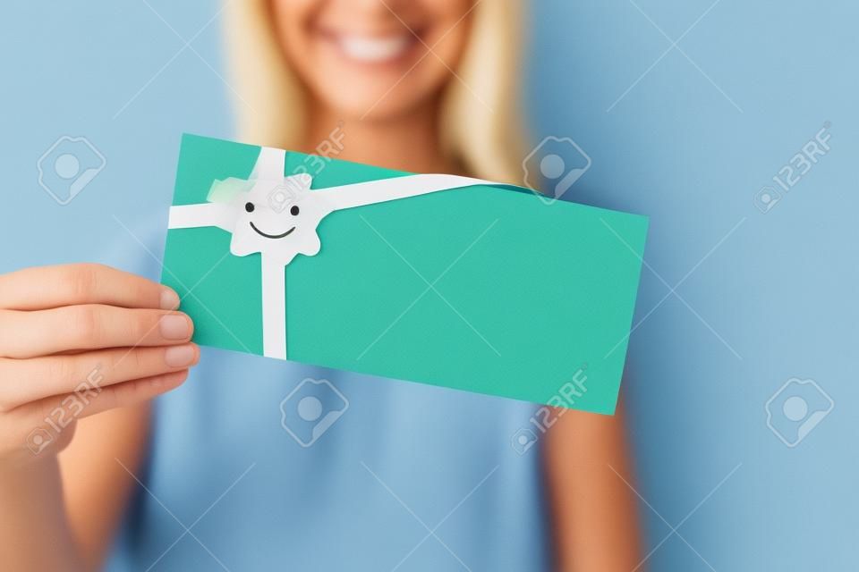 Smiley-Frau, die Umschlag zeigt.