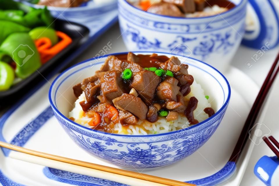 Tajwańska słynna żywność - Duszony ryż wieprzowy.