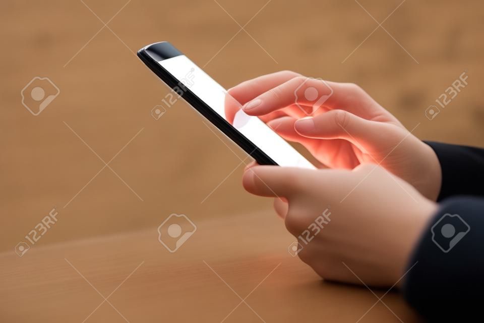 Kobieta za pomocą telefonu komórkowego, adres e-mail wiadomość sms