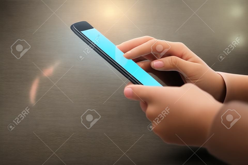 Vrouw met mobiele telefoon, bericht sms e-mail