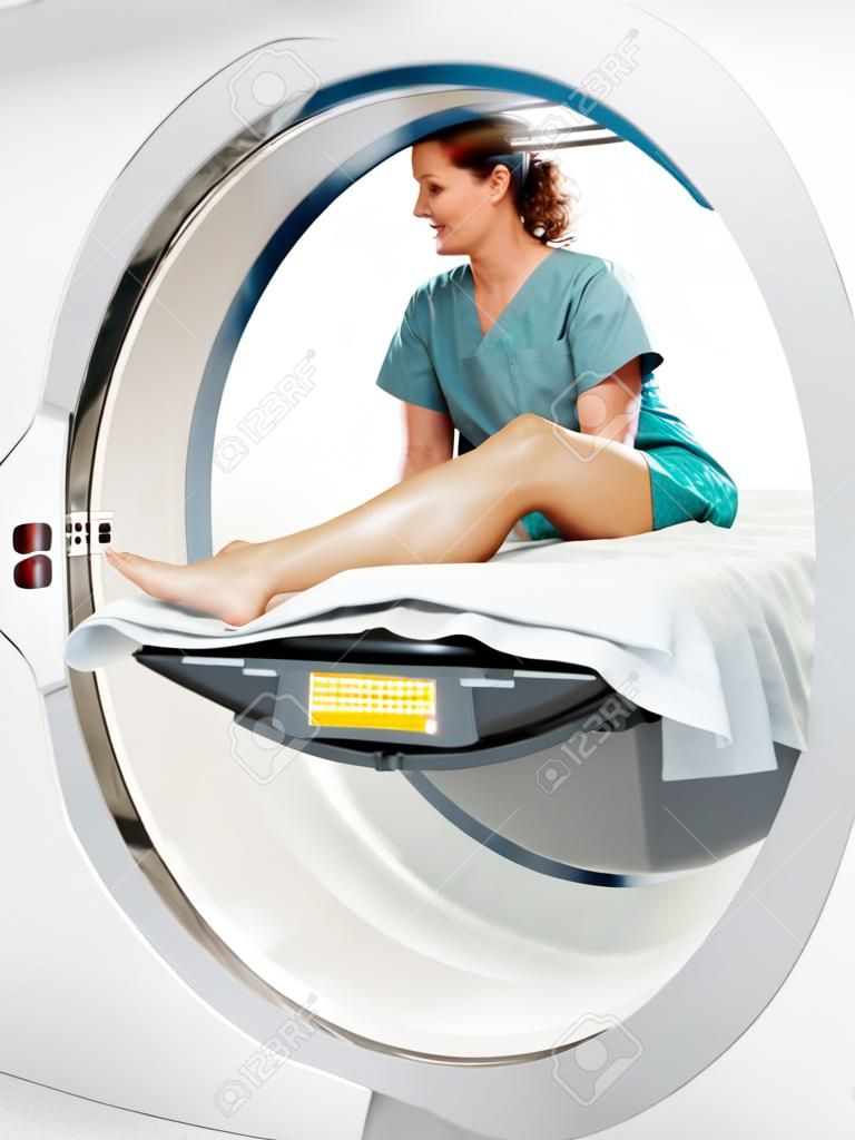 Kobieta pielęgniarka patrząc na pacjenta badaniu poddawanych skanowania CT w sali egzaminacyjnej