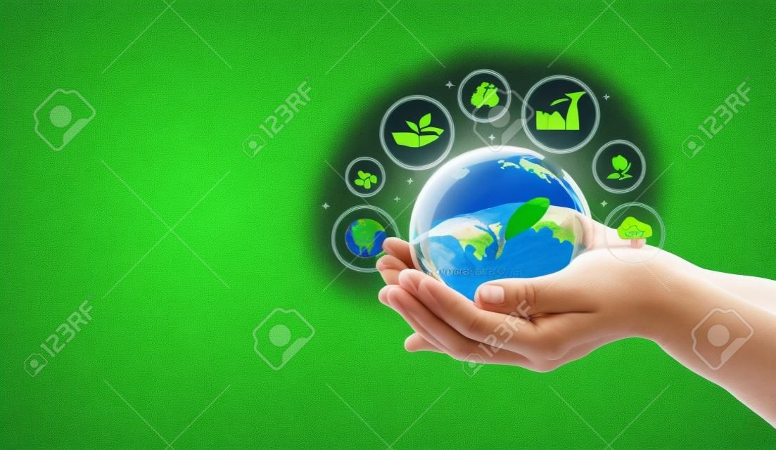 Menschliche Hand mit grünem Umweltbaum ESG-Symbol Gesellschaft und Governance nachhaltiges Umweltkonzept der Welt