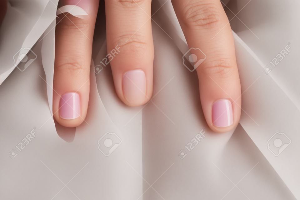 main féminine sur le décolleté du papier, illusion couvrant la chatte féminine, doigt dans l'entrejambe