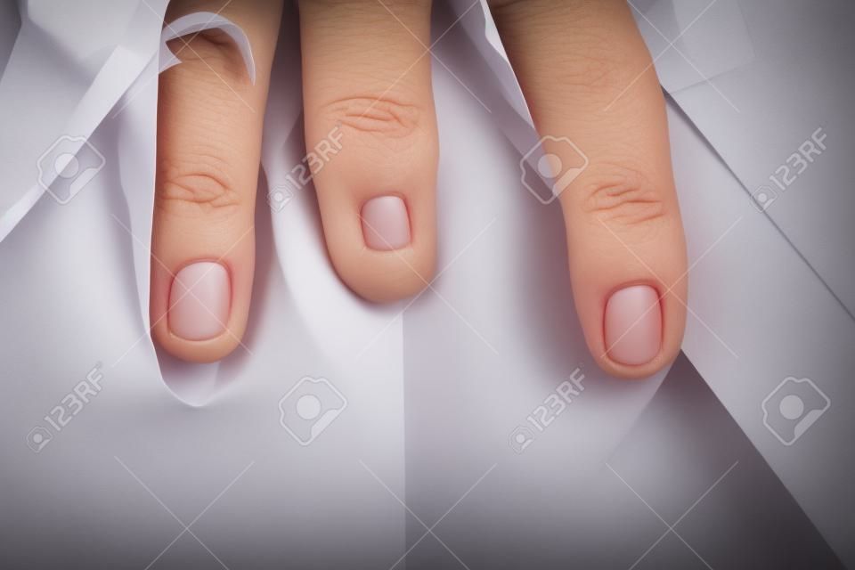 main féminine sur le décolleté du papier, illusion couvrant la chatte féminine, doigt dans l'entrejambe