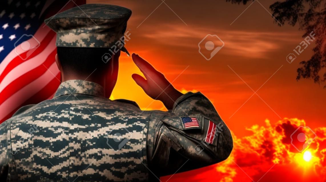 Immagini Stock - Soldato Che Saluta Con La Bandiera Americana Sullo Sfondo  Al Tramonto. Image 204534406
