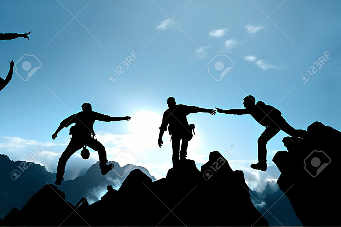 Groep van mensen op piek bergbeklimmen helpen teamwerk, succes concept