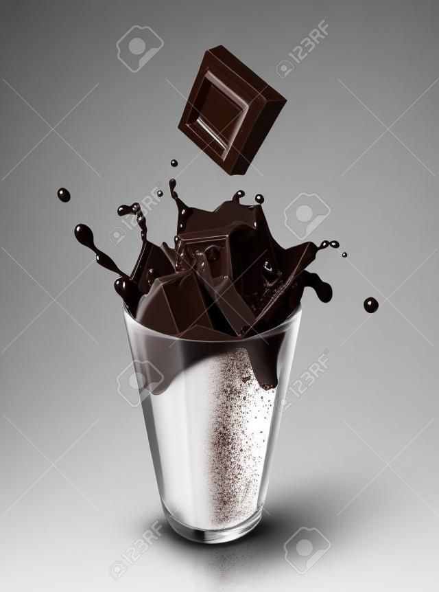 Шоколад блоков попадания в полный стакан жидкий шоколад, брызг. На белом фоне.