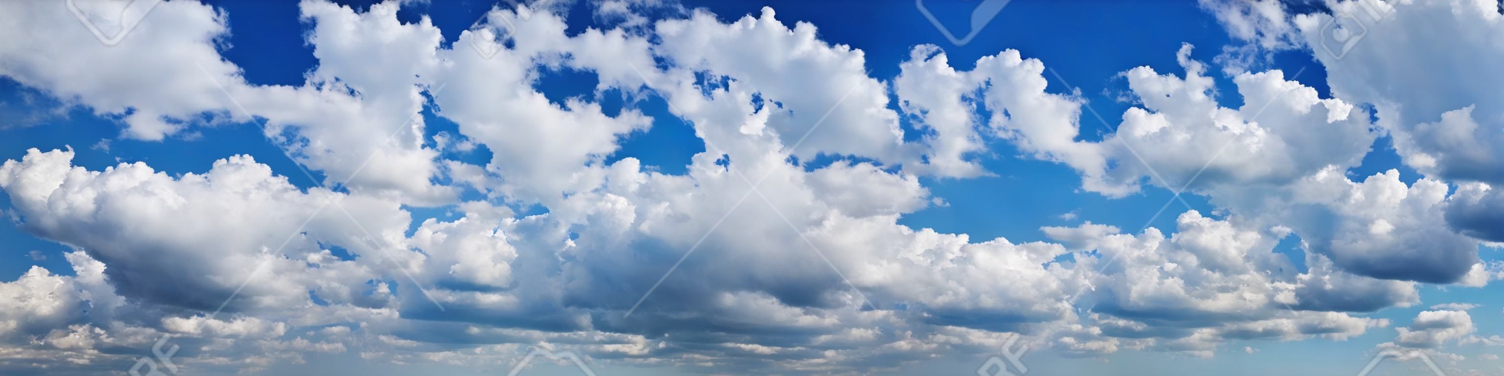 Kék ég, sok gomolyfelhő bolyhos, fehér felhők. Nagyon széles formátumú.