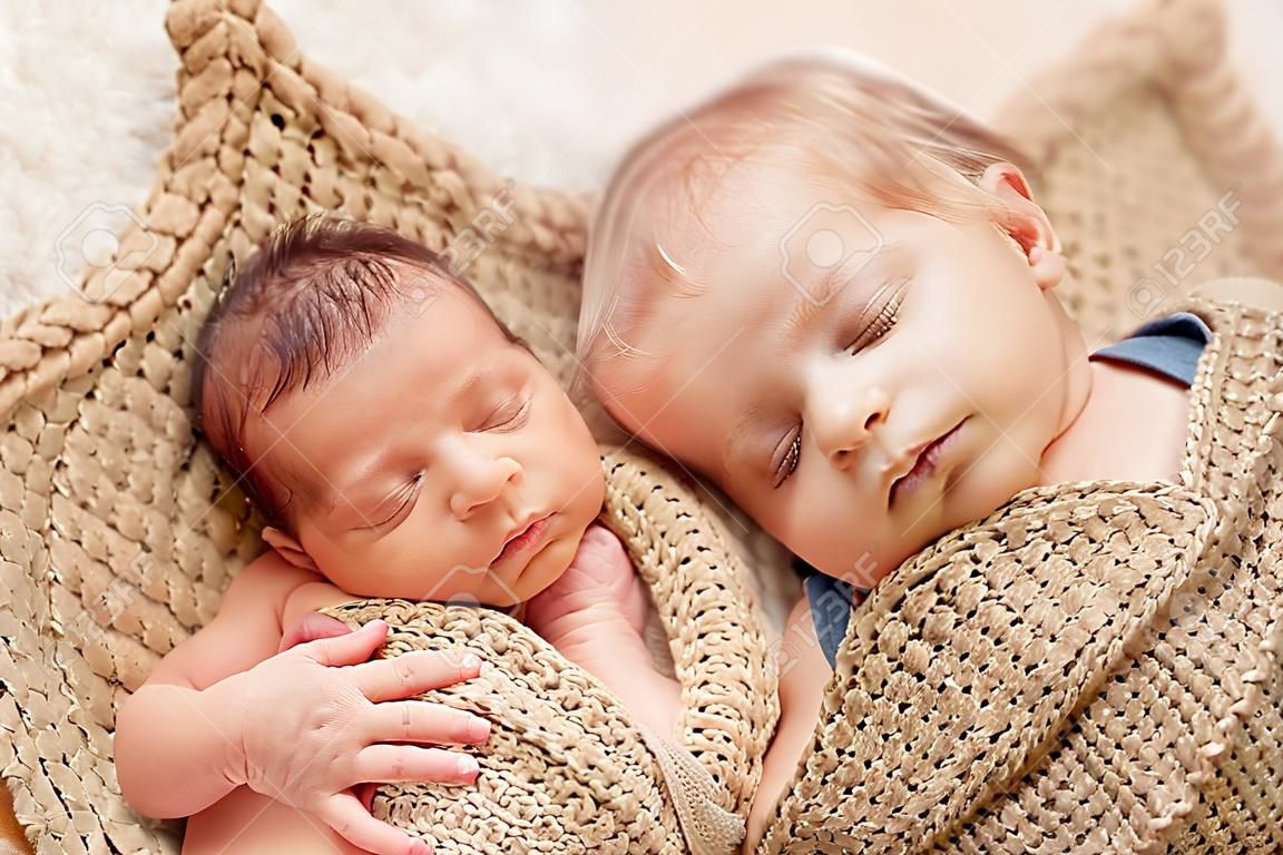 gesund neugeborenes Baby eine Woche alt schlafen in der Nähe seiner älteren Schwester