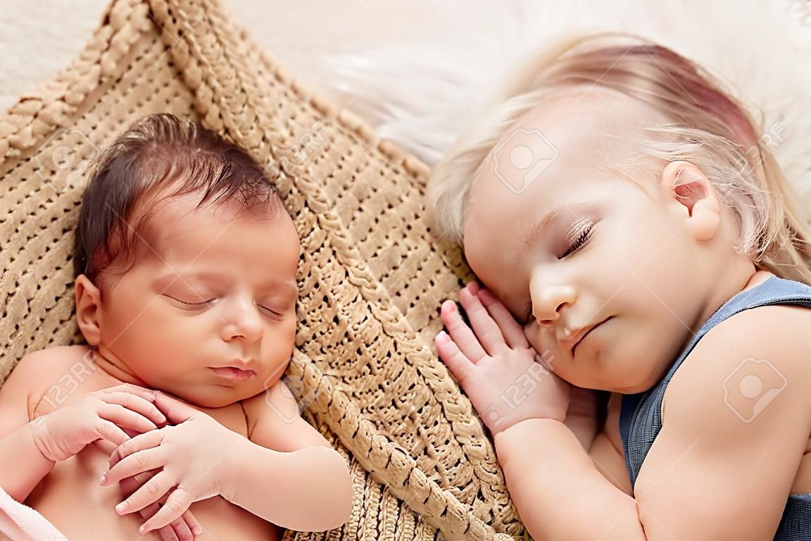 saludable bebé de un recién nacido de la semana para dormir cerca de su hermana mayor