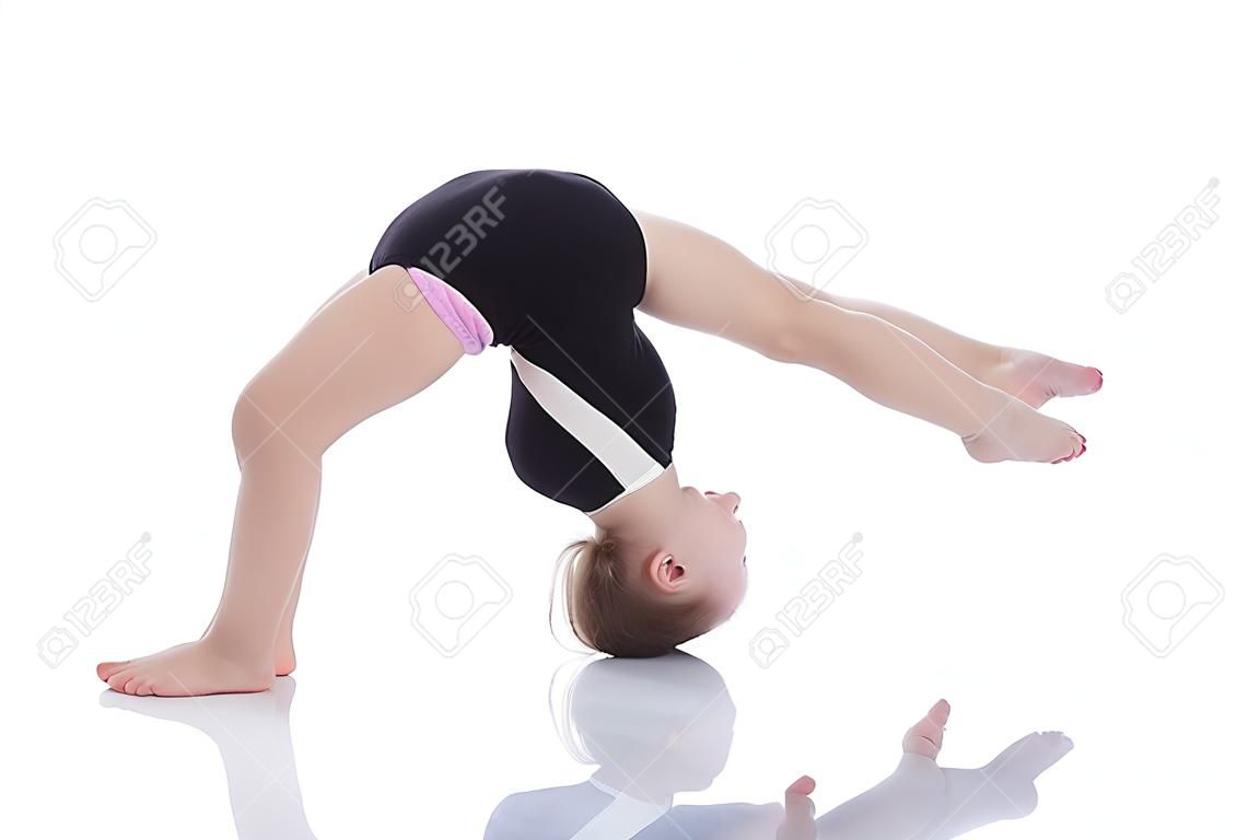 Mädchen, die Durchführung rückwärts Biegung gymnastik isoliert auf weißem Hintergrund