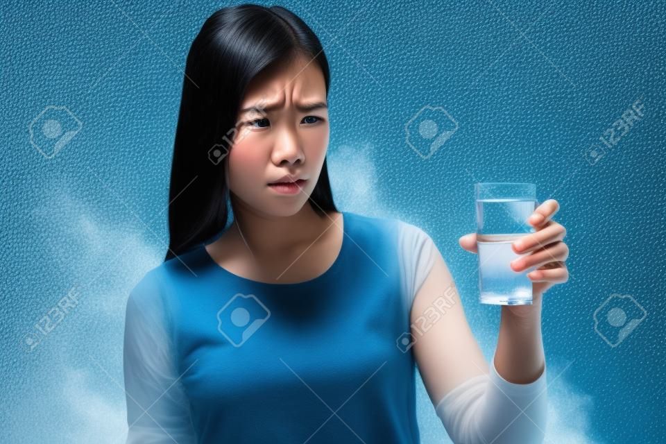 危險的水的年輕亞洲女子看著水面色不悅或反感