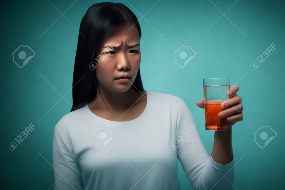 Agua peligrosa mujer asiática joven mirando el agua mirando infeliz o disgustado