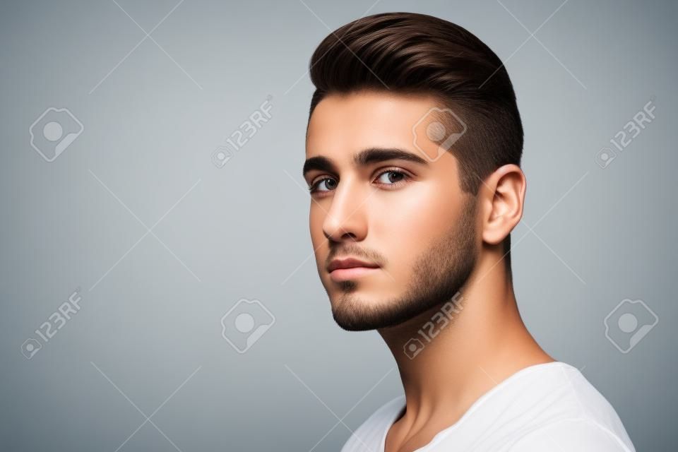 잘 생긴 젊은 남자 얼굴 초상화의 측면보기 흰색 배경에 고립