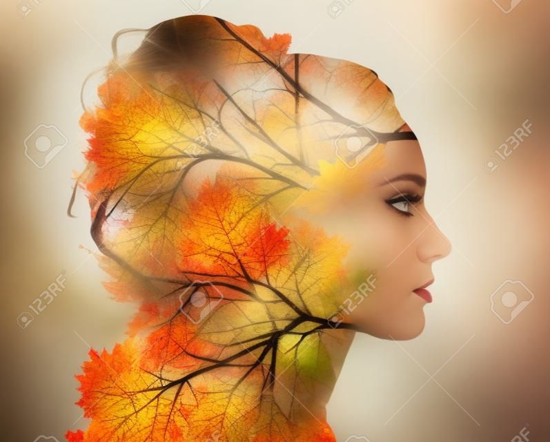 有吸引力的夫人與樹的照片相結合的雙重曝光肖像。有創意！秋天的紅葉季節的概念