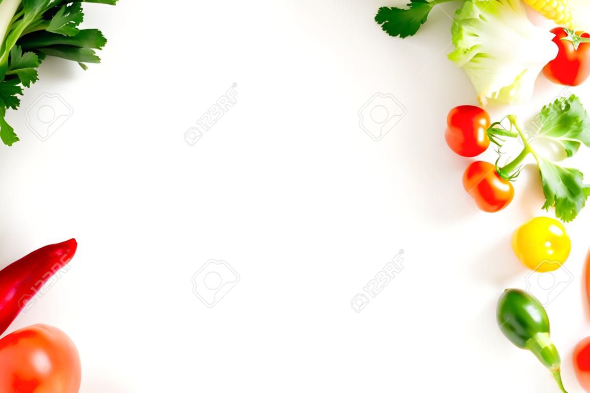 disposition créative de différents légumes frais sur une table