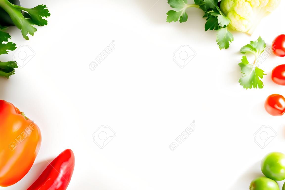 disposition créative de différents légumes frais sur une table
