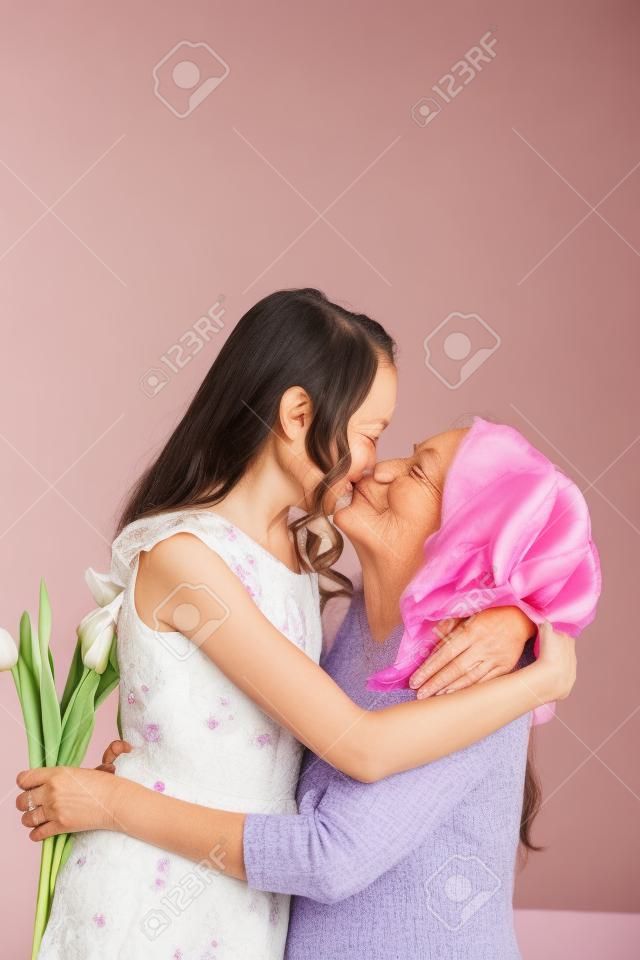 Hija le dio a su madre un ramo de tulipanes y besos