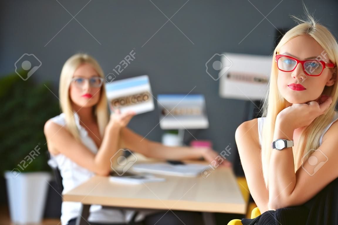 I stilisti che lavorano in studio seduta sulla scrivania