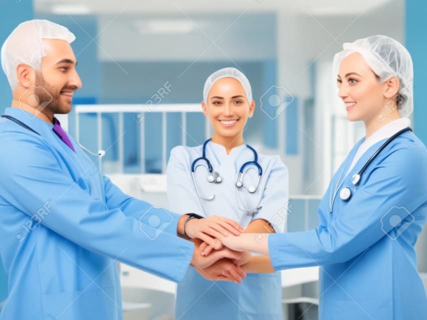 Ritratto di gruppo di operatori sanitari in ospedale