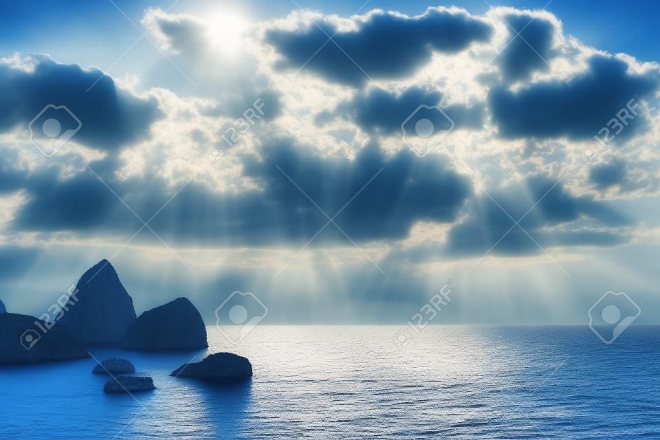 Fantastische ochtend blauwe zee gloeien door zonlicht. Dramatische scene. Zwarte Zee, Krim, Oekraïne, Europa. Schoonheid wereld. Retro stijl filter.