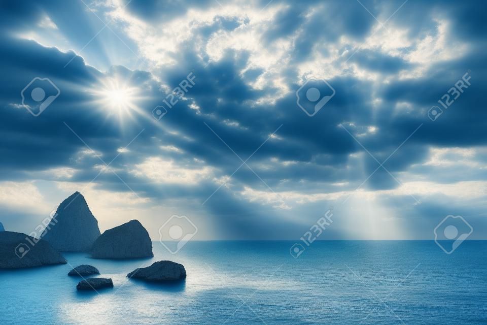 神奇的早晨藍色的大海陽光熾熱。戲劇性的一幕。黑海，克里米亞，烏克蘭，歐洲。美麗的世界。復古風格的過濾器。
