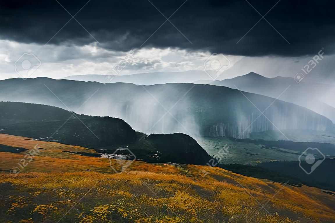 Potężne ulewne deszcze. Lokalizacja Karpacki park narodowy, Ukraina, Europa. Zdjęcie dzikiego obszaru. Malowniczy obraz koncepcji turystyki pieszej. Nastrojowa pogoda. Odkryj piękno ziemi. Poznaj środowisko