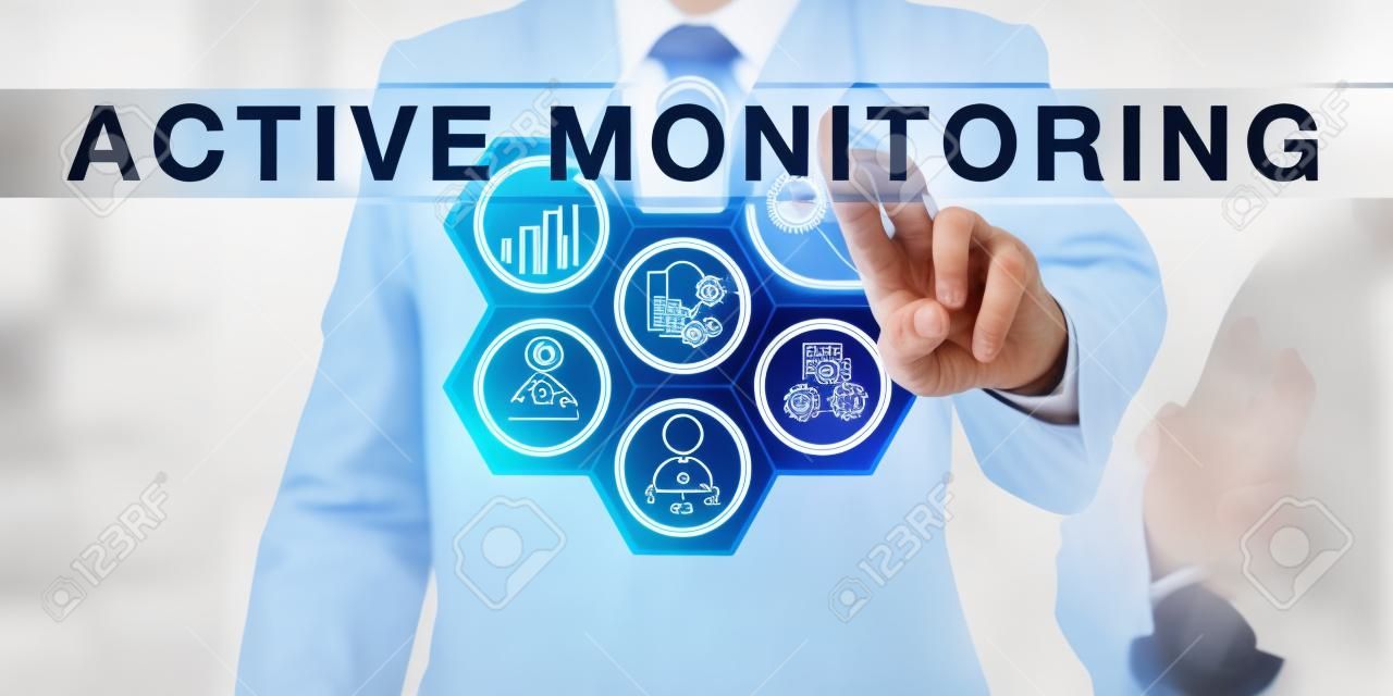 provider di servizi gestiti è a contatto con un monitoraggio attivo su un display di controllo visivo. Information technology metafora e concetto di business per ridurre al minimo il rischio tramite il monitoraggio e l'assistenza remota.