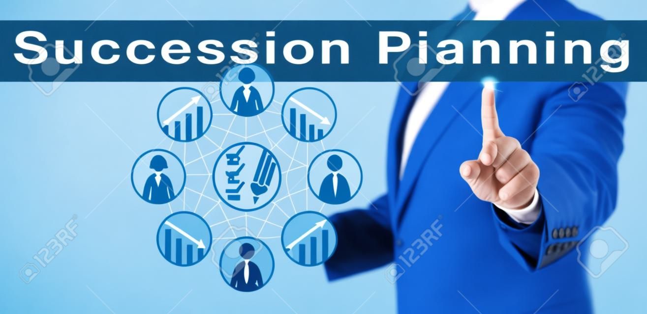 Blue chip executive officer benadrukt een Succession Planning matrix op het scherm. Human resources management metafoor en business concept voor talent-pool management en het ontwikkelen van nieuwe leiders.
