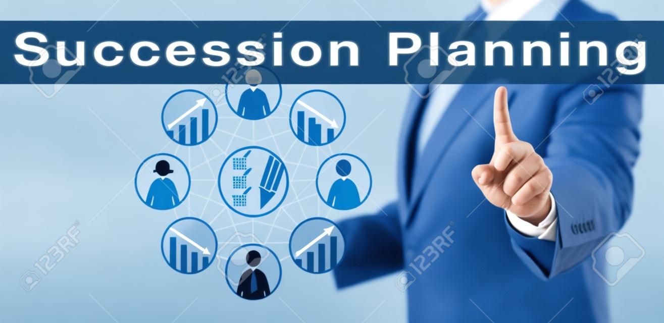 Blue chip executive officer benadrukt een Succession Planning matrix op het scherm. Human resources management metafoor en business concept voor talent-pool management en het ontwikkelen van nieuwe leiders.
