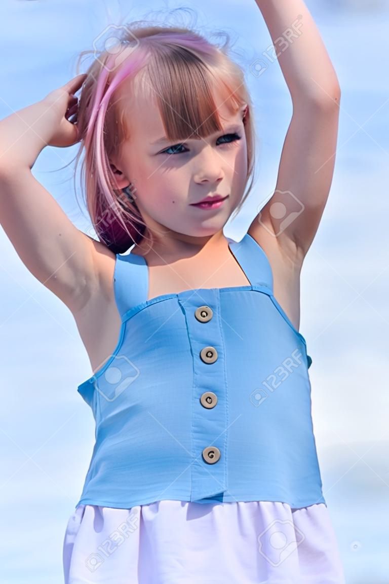 ritratto di ragazza bambino carino. Ritratto all'aperto di una bambina carina in una giornata estiva. Ritratto di una bambina con i capelli rosa. Bambino 7-8 anni. Adolescente