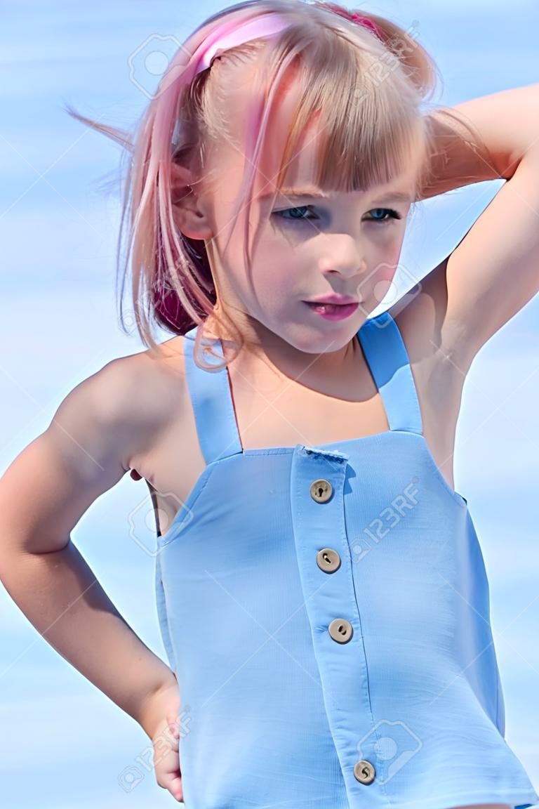 ritratto di ragazza bambino carino. Ritratto all'aperto di una bambina carina in una giornata estiva. Ritratto di una bambina con i capelli rosa. Bambino 7-8 anni. Adolescente