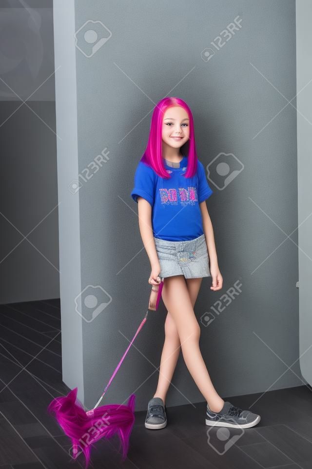 Linda garota em idade escolar com coloração de cabelo na moda. retrato  positivo. menina de 9 a 11 anos