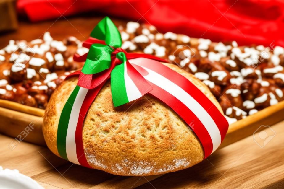 Traditioneel feestelijk Hongaars brood gebonden met de vlag van Hongarije.