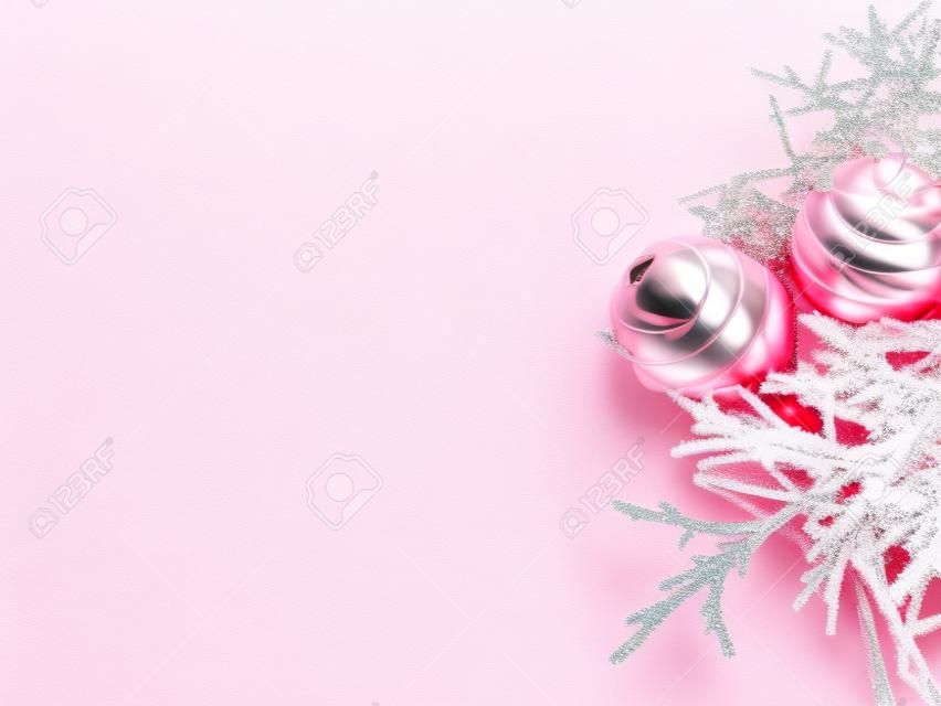 Vue de dessus de la composition de Noël sur fond rose pastel. Carte de voeux de vacances avec espace de copie au texte.