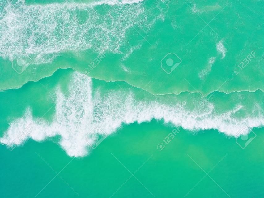Widok z lotu ptaka na piaszczystą plażę i ocean z falami