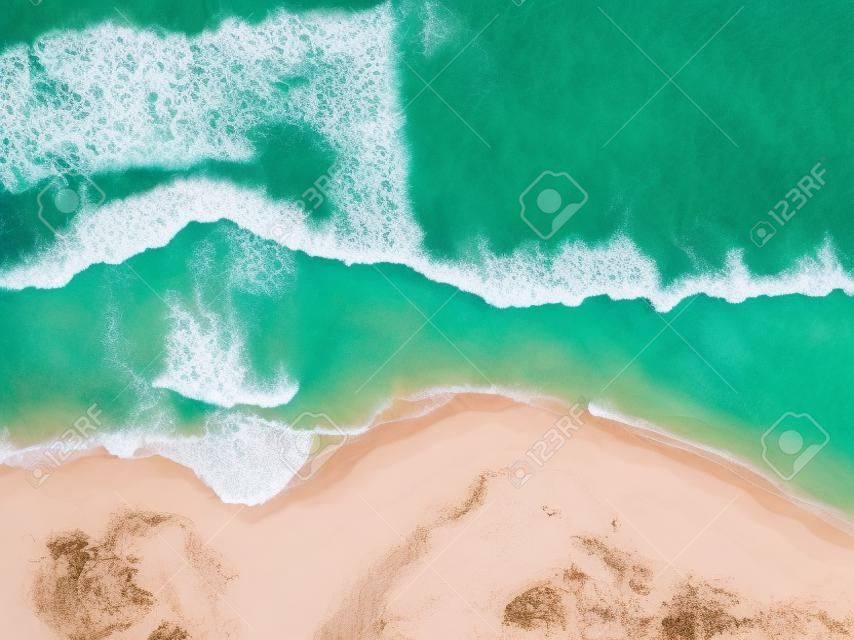 Widok z lotu ptaka na piaszczystą plażę i ocean z falami