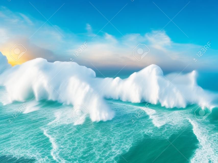 Veduta aerea della spiaggia di sabbia e oceano con le onde