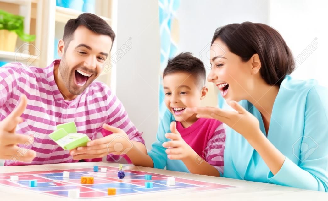 Szczęśliwa rodzina gra w grę planszową w domu, pojęcie szczęścia