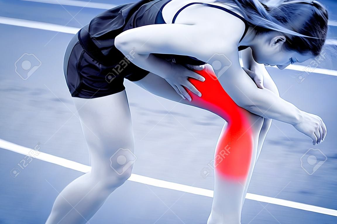 Une femme athlète a une blessure au genou, une douleur à la jambe pendant l'entraînement à la course