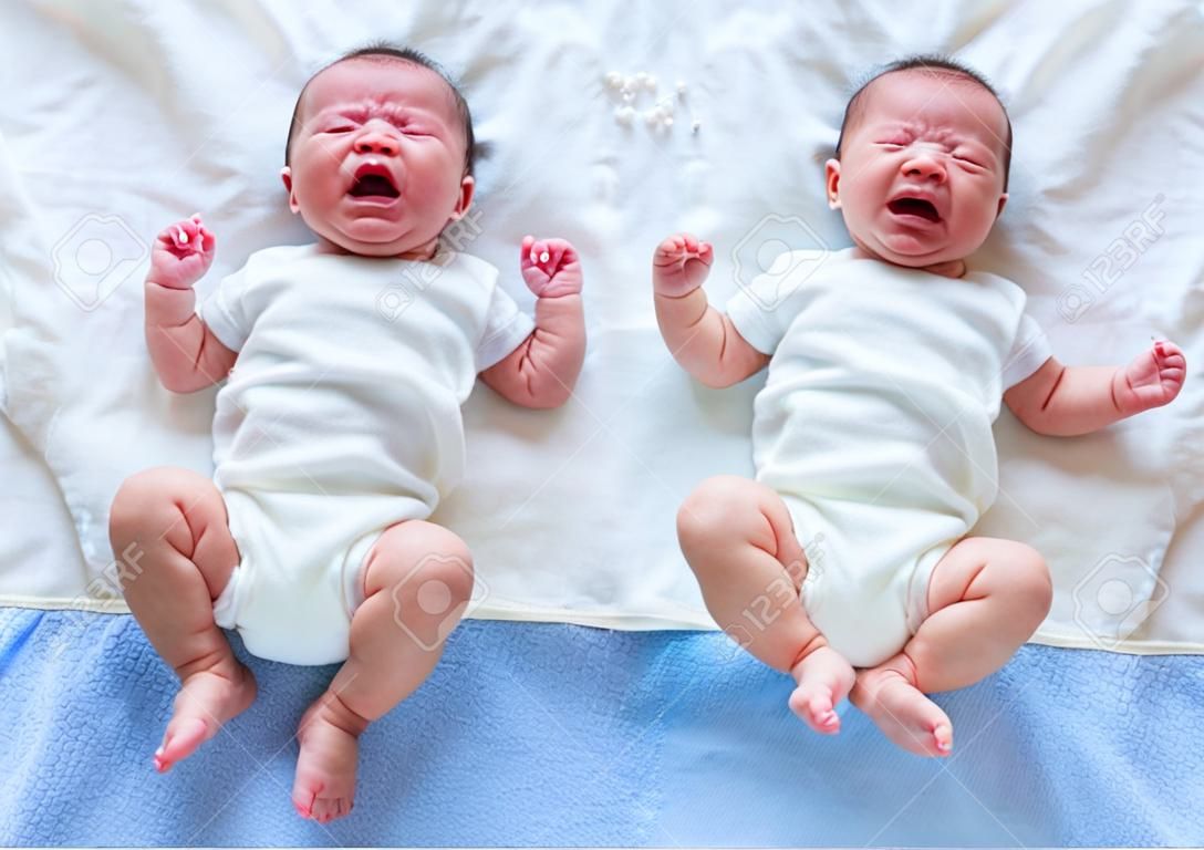 Nouveaux jumeaux asiatiques nés pleurent