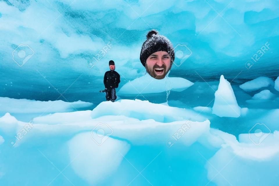 겨울 수영. 얼음 구멍에 있는 용감한 남자