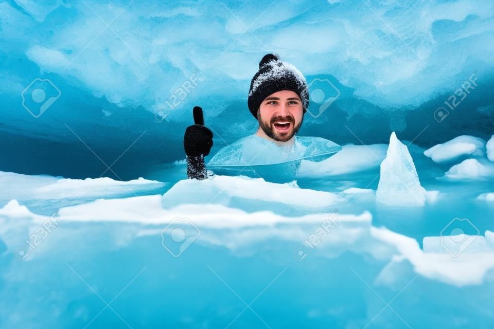 冬の水泳。氷の穴の勇敢な男