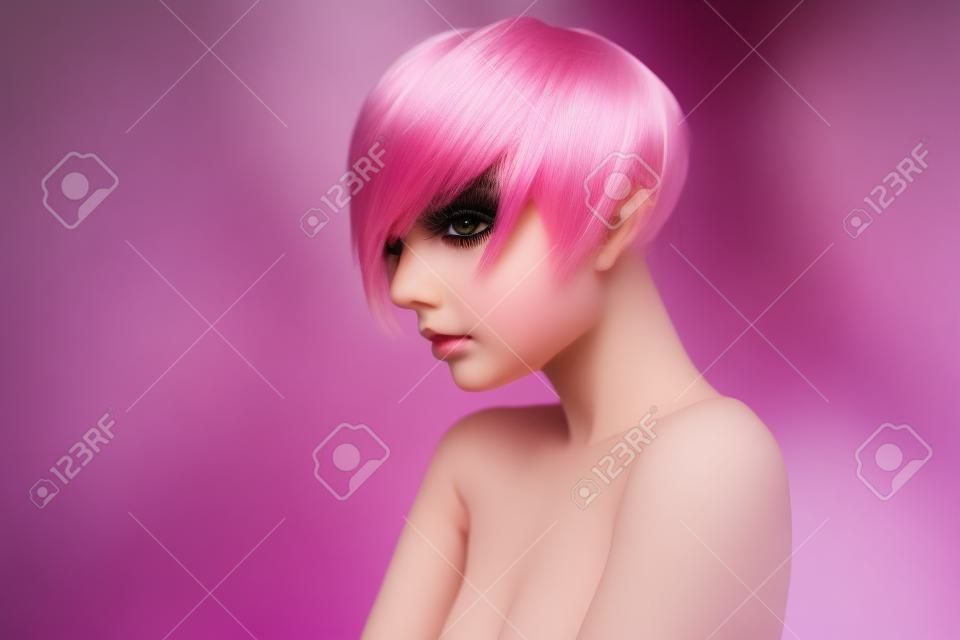 ピンクの目と人形のような髪を持つ少女