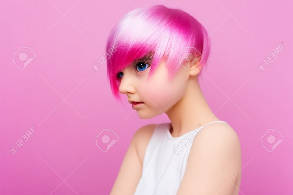 ピンクの目と人形のような髪を持つ少女