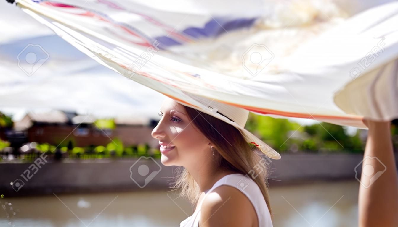 Retrato de mulher jovem feliz em uma caminhada. Verão