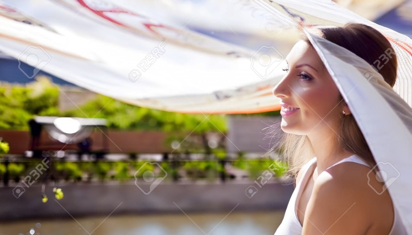 Retrato de mulher jovem feliz em uma caminhada. Verão