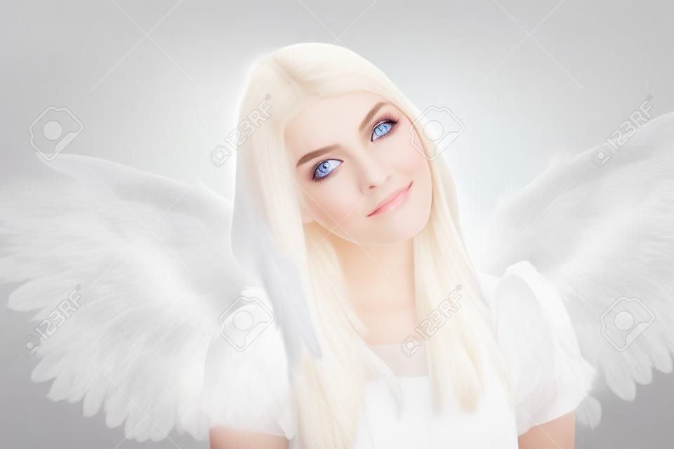 Młoda i cudowna blondynka w postaci anioła z białymi skrzydłami.