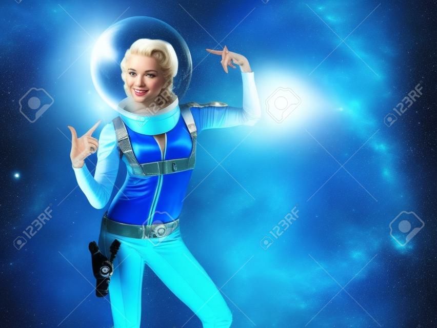Fantástico disfraz de astronauta al estilo retrofuturista. una joven rubia hermosa con un traje azul y un casco esférico. pionero de la exploración espacial, era atómica, estilo retro