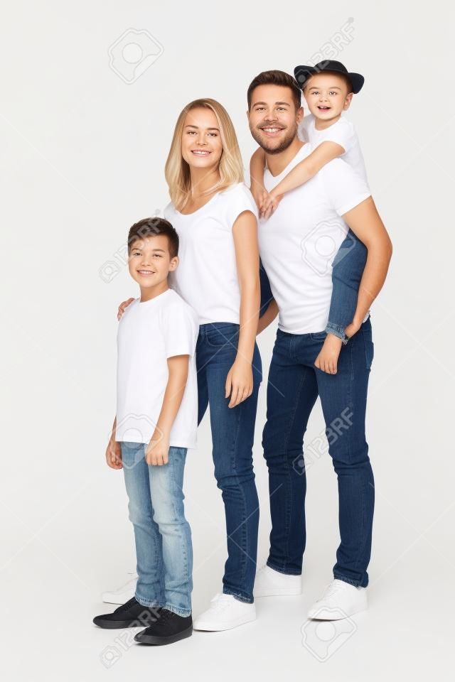 행복 한 가족 흰색 t- 셔츠와 청바지 함께 서 서 카메라를 찾고 화이트 절연
